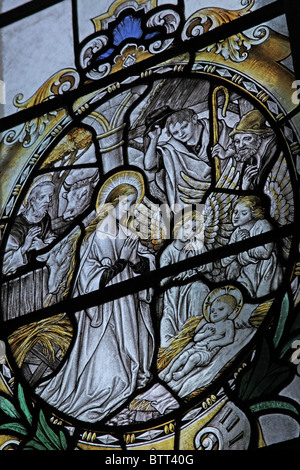 Buntglasfenster von Frederick Charles Eden mit der Anbetung der Hirten; Kirche St. Peter & St. Paul, Longbridge Deverill, Wiltshire Stockfoto