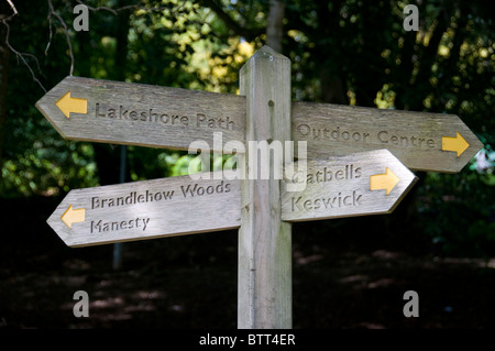 Einer der vielen Wegweiser im Lake District, Großbritannien Stockfoto