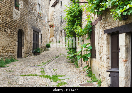 Straße mit Kopfsteinpflaster, ummauerten mittelalterlichen Stadt Perouges, Frankreich Stockfoto