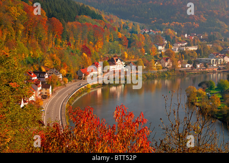 Deutschland, Odenwald: Blick zum Neckartal und Dorf Zwingenberg im Herbst Stockfoto