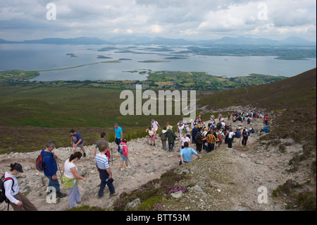 Menschen klettern Croagh Patrick ein Heiliger Berg in County Mayo, Irland. Stockfoto