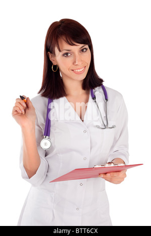 Junge Ärztin fröhlich mit Zwischenablage und Stethoskop bereit für ärztliche Untersuchung, isoliert auf weißem Hintergrund. Stockfoto