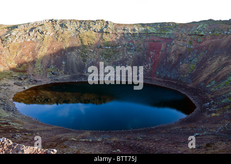 Kerið ist eine vulkanische Krater-See in Island. Stockfoto