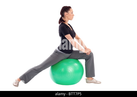 Junge schlanke Frau mit Gymnastikball Dehnübung, isoliert auf weißem Hintergrund zu tun. Stockfoto