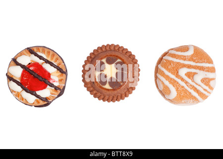 Drei köstliche süße und Knusprige Kekse Cookies mit Gelee, Zuckerguss und Schokolade obendrauf, isoliert auf weißem Hintergrund. Stockfoto