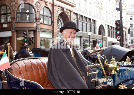 Von London nach Brighton Veteran Car Run Teilnehmer zeigt sein Fahrzeug im Londoner Regent Street. Stockfoto