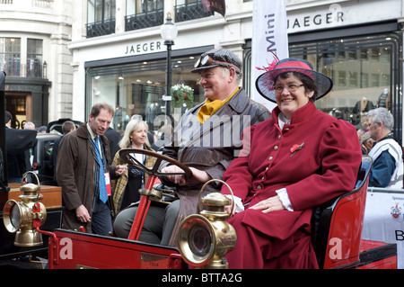 Teilnehmer in der 2010 London to Brighton Veteran Car Run zeigen Sie ihr Fahrzeug in der Londoner Regent Street Stockfoto