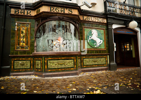 Die alten viktorianischen geflieste Fassade und gravierte Fenster Rea es Bar Lounge Aberystwyth Wales UK Stockfoto