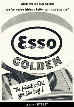 Ganzseitige Anzeige in der englischen Zeitschrift ca. 1960 für GOLDEN ESSO Benzin Stockfoto