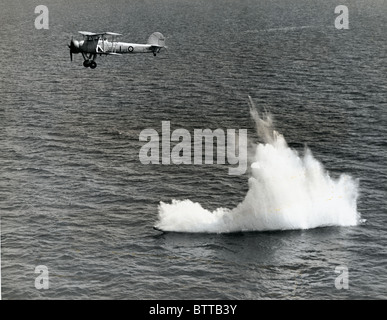 Aerial Torpedo ins Wasser nach dem Start durch eine Fairey Swordfish-Flugzeuge der Fleet Air Arm Stockfoto