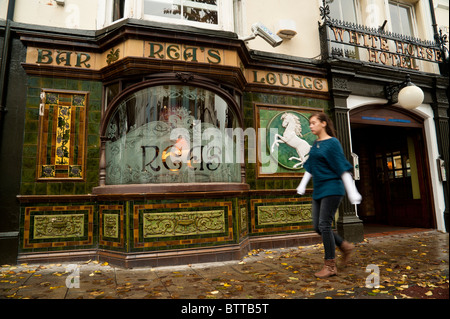 Die alten viktorianischen geflieste Fassade und gravierte Fenster Rea es Bar Lounge Aberystwyth Wales UK Stockfoto