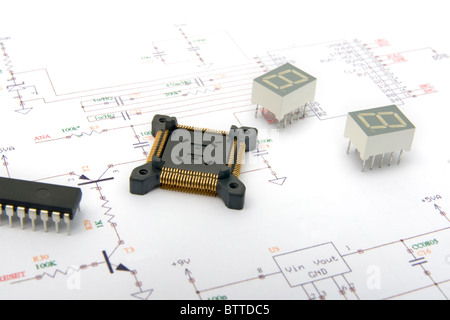 Elektronische Bauteile auf schematische Zeichnungen Stockfoto