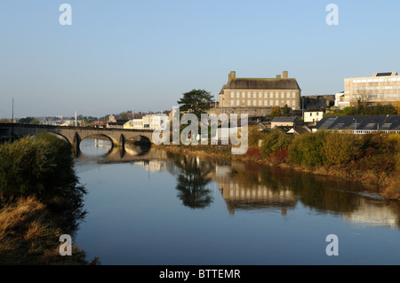 Carmarthen Town von Cynnwr Brücke an einem frühen Herbstmorgen Carmarthenshire Wales Cymru UK GB Stockfoto