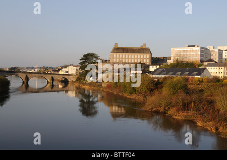 Carmarthen Town von Cynnwr Brücke an einem frühen Herbstmorgen Carmarthenshire Wales Cymru UK GB Stockfoto