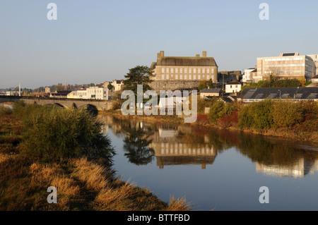 Carmarthen Town von Cynnwr Brücke an einem frühen Herbstmorgen Carmarthenshire Wales Cymru UK GB Stockfoto