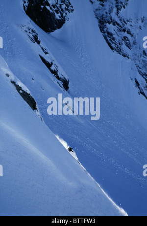 Skifahrer absteigend einen steilen Berghang, Heliskiing, Neuseeland Stockfoto