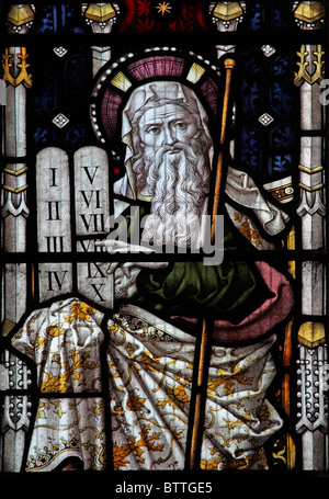 Ein Buntglasfenster mit Moses hält die Tafeln mit den zehn geboten, Heytesbury Kirche, Warminster, Wiltshire