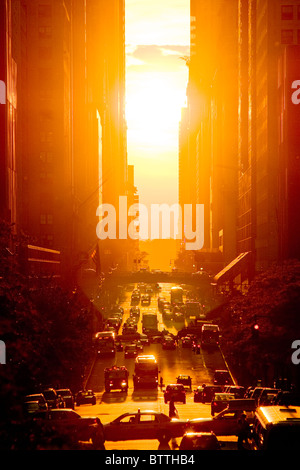 Blick auf den Sonnenuntergang von 42nd Street im Sommer, New York City. Stockfoto