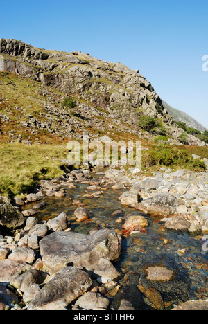 Afon Nant Peris, der Fluss durch den Llanberis Pass und das Dorf Nant Peris, Llyn Peris fließt. Stockfoto