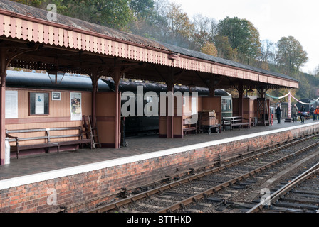 Dampfzug warten auf dem Bahnsteig am Bahnhof Bewdley, Worcestershire Stockfoto