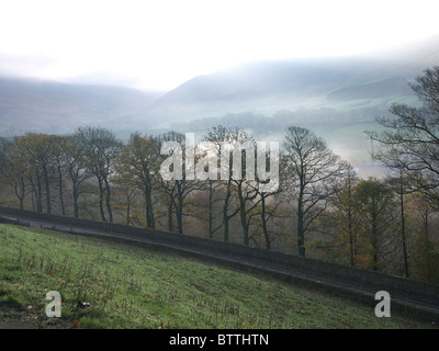 Am frühen Morgen Nebel über Dovestones Reservoir, Greenfield, Saddleworth, England, UK. Stockfoto