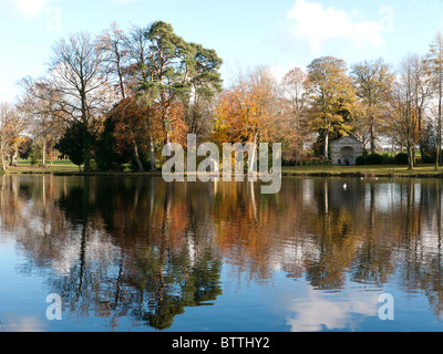 Spiegelungen im See in Stowe Landscape Gardens, Buckingham, Bucks, UK Stockfoto