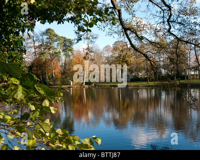 Herbstliche Spiegelungen im See in Stowe Landscape Gardens, Buckingham, Bucks, UK Stockfoto