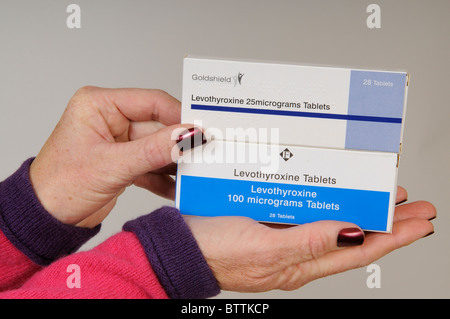 Levothyroxin Medikament Pakete in eine Patienten-Hand gehalten Stockfoto