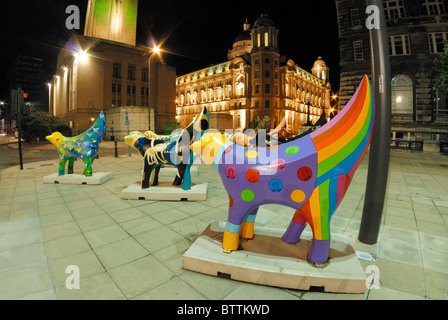 Superlambananas befindet sich am Strand, Liverpool Waterfront von Cunard Building. Stockfoto