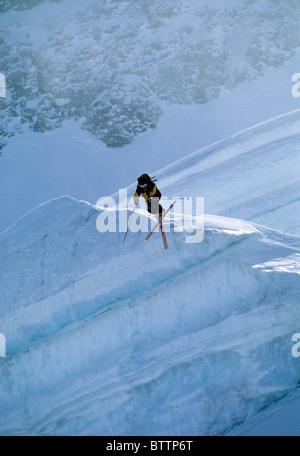 Skifahrer von einem Gletscher, La Grave, Frankreich zu springen. Stockfoto