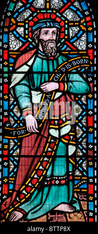 Ein Buntglasfenster von Alexander Gibbs (1867), das den alttestamentlichen Propheten Jesaja, die Kirche St. Peter und St. Paul, Heytesbury, Wiltshire, darstellt Stockfoto