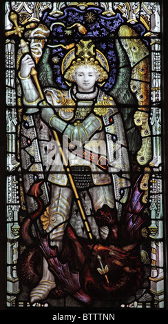 Ein Glasfenster von C E Kempe & Co. Darstellung Saint Michael Archangel erschlagen des Teufels Stockfoto