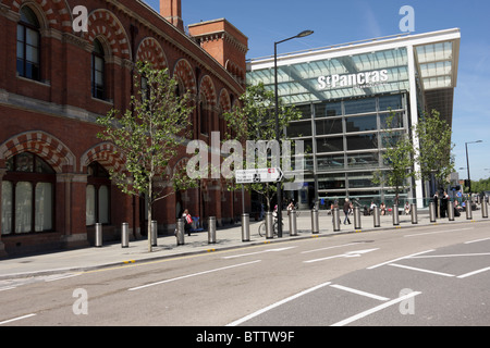 St. Pancras International Railway Station, in und von den gegenüberliegenden gesehen in Pancras Straße im Kings Cross gelegen. Stockfoto