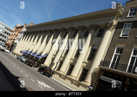 Extreme abgewinkelt Aspekt der Vorderfassade des The Royal Institution of Great Britain, hier aus betrachtet Gegenteil in Albermarle St. Stockfoto