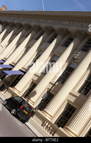 Fassade der Royal Institution in Großbritannien, in Albermarle Street gelegen, die Welten, die älteste unabhängige Forschungseinrichtung. Stockfoto