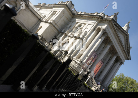 Die imposanten Säulenhalle und frontalen Hauptfassade des Tate Modern Gallery in der City of Westminster, hier von der Millbank betrachtet. Stockfoto