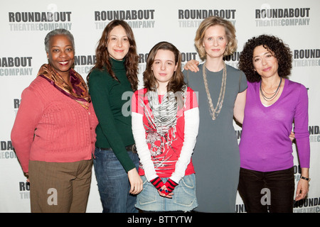 Kreisverkehr Theatergruppe abgelenkt Cast Fototermin Stockfoto