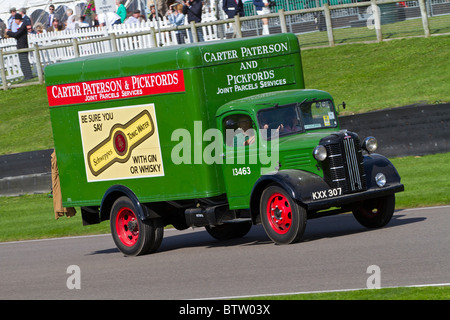 1949 Austin K2 Paketzustellung LKW, KXX307, bei der 2010 beim Goodwood Revival, Sussex, England, UK. Stockfoto