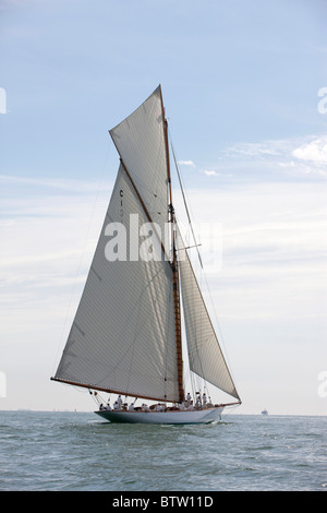 klassische Yachten racing im Westward Cup, organisiert von der Royal Yacht Squadron, Cowes, Isle Of Wight Stockfoto