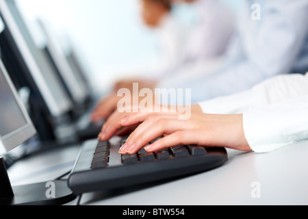 Bild des weiblichen Händen tippen auf der Tastatur in einer Arbeitsumgebung Stockfoto