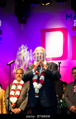 Stellvertretender Bürgermeister von London, Richard Barnes, Adressen die Masse zu Beginn des hinduistischen Diwali-fest in Trafalgar Square statt. Stockfoto