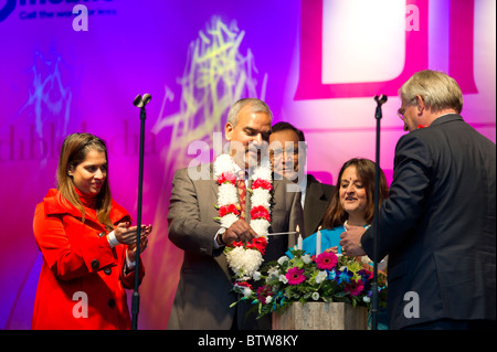 Die indischen Hochkommissar für das Vereinigte Königreich und Richard Barnes, der stellvertretende Bürgermeister von London, Licht Kerze für das Diwali-fest. Stockfoto