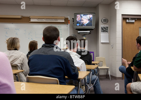 Männliche und weibliche Studenten sehen Barack Obamas Amtseinführung im Fernsehen während des Unterrichts an einer Highschool in Midland, Texas, am 20. Januar 2009. Stockfoto