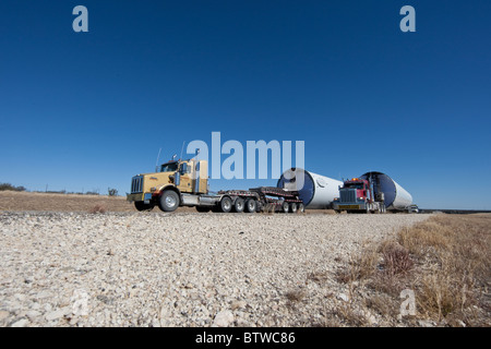 Traktor-Anhänger-LKW in einer ländlichen Gegend in der Nähe von San Angelo TX schleppen Bestandteil einer High-Tech-Windmühlen einen Windpark in West-Texas. Stockfoto