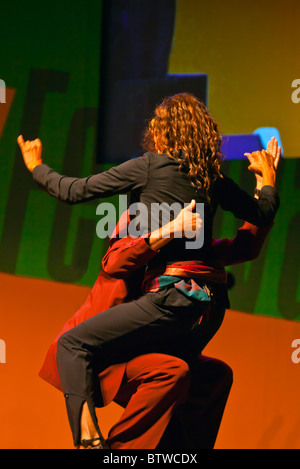 Ein Kubaner aus Gruppentänze mit einer Frau während SEPTETO NACIONAL DE CUBA Vorform der Latin Beat - MONTEREY JAZZ FESTIVAL Stockfoto