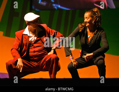 Ein Kubaner aus Gruppentänze mit einer Frau während SEPTETO NACIONAL DE CUBA Vorform der Latin Beat - MONTEREY JAZZ FESTIVAL Stockfoto