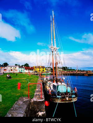 Segelboot & Hafen, Kinvara, Co. Galway, Irland Stockfoto