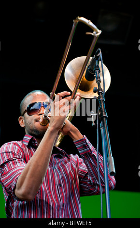 TROY ANDREWS kennen wie TROMBONE SHORTY mit seiner Band auf der Garten-Bühne - 2010 MONTEREY JAZZ FESTIVAL, CALIFORNIA führt Stockfoto