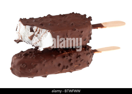 Zwei Schoko dunkle Biskuit Eis am Stiehl mit auf sticks Stockfoto