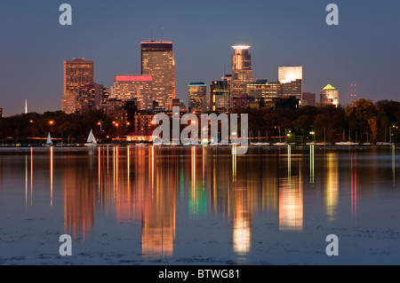 Minneapolis, Minnesota Skyline in der Abenddämmerung in Lake Calhoun wider. Stockfoto